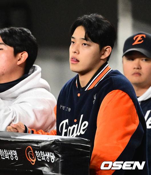 [OSEN=대전, 지형준 기자] 31일 대전 한화생명볼파크에서 2025 신한 SOL Bank KBO리그 포스트시즌 한국시리즈 5차전 한화 이글스와 LG 트윈스의 경기가 열렸다.이날 경기에 한화는 문동주를, LG는 톨허스트를 선발투수로 내세웠다. 4회초 한화 문동주가 경기를 지켜보고 있다. 2025.10.31 /jpnews@osen.co.kr