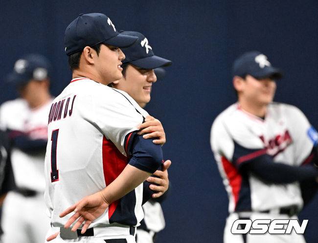 [OSEN=고척, 조은정 기자]류지현 감독이 이끄는 야구 대표팀이 4일 고척스카이돔에서 훈련을 진행했다.대표팀은 오는&nbsp;8일과 9일&nbsp;고척스카이돔에서 열리는 2025 K-베이스볼 시리즈 체코 대표팀과의 2경기를 시작으로&nbsp;15일과 16일 양일에 걸쳐 도쿄돔에서 일본 대표팀과 2경기를 치른다.&nbsp;야구대표팀 문동주가 몸을 풀고 있다. 2025.11.04 /cej@osen.co.kr