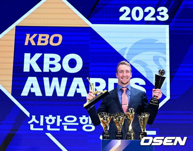 [OSEN=지형준 기자] 27일 오후 서울 중구 소공동 웨스틴조선호텔 그랜드볼룸에서 ‘2023 신한은행 SOL KBO 시상식’이 열렸다.이날 NC 다이노스 ‘에이스’ 노릇을 한 외국인 투수 에릭 페디가 2023년 KBO리그 MVP로 뽑혔다. 신인상에는 한화 문동주.MVP를 수상한 NC 페디가 트로피를 들고 포즈를 취하고 있다. 2023.11.27 / jpnews.osen.co.kr
