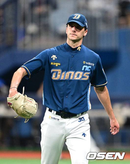 [OSEN=고척돔, 지형준 기자] 22일 오후 서울 고척스카이돔에서 ‘2024 신한 SOL BANK KBO리그’ 키움 히어로즈와 NC 다이노스의 경기가 열렸다.이날 키움은 후라도, NC는 하트가 선발로 나섰다.6회말 2사 3루에서 NC 하트가 키움 최주환을 삼진 처리하고 있다. 2024.05.22 / jpnews@osen.co.kr