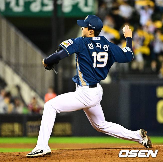 [OSEN=잠실, 지형준 기자] 1일 서울 잠실구장에서 ‘2025 신한 SOL Bank KBO리그’ LG 트윈스와 NC 다이노스의 경기가 열렸다.LG는 우승 매직넘버 ‘1’을 남겨두고 있다. 시즌 마지막 경기에서 우승 샴페인을 터뜨릴 수 있다.&nbsp;NC는 전날 KT에 9-4 승리를 거두며 5위로 올라섰다. 6위 KT에 승차없이 승률에 앞선 5위다.&nbsp;8회말 NC 임지민이 역투하고 있다. 2025.10.01 /jpnews@osen.co.kr