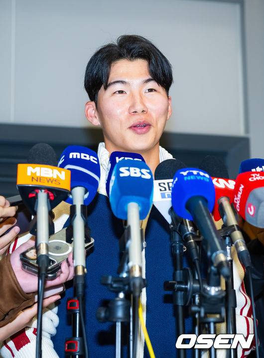 [OSEN=인천공항, 민경훈 기자] 미국프로야구 메이저리그(MLB) LA 다저스의 김혜성이 6일 오후 인천국제공항을 통해 귀국했다.김혜성은 메이저리그 진출 첫 해 우승반지를 거머쥐는 영광을 누렸다. 한국인 메이저리거 야수로는 역대 최초로 월드시리즈 우승반지를 차지한 김혜성은 올해 71경기 출전, 타율 0.280(161타수 45안타), 3홈런 17타점 19득점, 13도루(1실패), 출루율 0.314 장타율 0.385, OPS 0.699의 기록으로 정규시즌을 마무리했다.김혜성이 입국장 앞에서 인터뷰를 하고 있다. 2025.11.06 /rumi@osen.co.kr