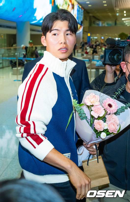 [OSEN=인천공항, 민경훈 기자] 미국프로야구 메이저리그(MLB)&nbsp;LA 다저스의 김혜성이 6일 오후 인천국제공항을 통해 귀국했다.김혜성은 메이저리그 진출 첫 해 우승반지를 거머쥐는 영광을 누렸다. 한국인 메이저리거 야수로는 역대 최초로 월드시리즈 우승반지를 차지한 김혜성은 올해 71경기 출전, 타율 0.280(161타수 45안타), 3홈런 17타점 19득점, 13도루(1실패), 출루율 0.314 장타율 0.385, OPS 0.699의 기록으로 정규시즌을 마무리했다.김혜성이 입국장 앞에서 팬들에게 꽃다발을 받고 있다. 2025.11.06 /rumi@osen.co.kr
