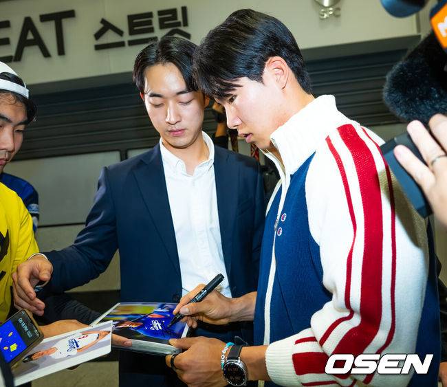 [OSEN=인천공항, 민경훈 기자] 미국프로야구 메이저리그(MLB) LA 다저스의 김혜성이 6일 오후 인천국제공항을 통해 귀국했다.김혜성은 메이저리그 진출 첫 해 우승반지를 거머쥐는 영광을 누렸다. 한국인 메이저리거 야수로는 역대 최초로 월드시리즈 우승반지를 차지한 김혜성은 올해 71경기 출전, 타율 0.280(161타수 45안타), 3홈런 17타점 19득점, 13도루(1실패), 출루율 0.314 장타율 0.385, OPS 0.699의 기록으로 정규시즌을 마무리했다.김혜성이 입국장 앞에서 팬들에게 사인을 해주고 있다. 2025.11.06 /rumi@osen.co.kr