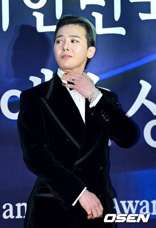 [OSEN=최규한 기자] 23일 오후 서울 장충동 국립극장 해오름극장에서&nbsp;'2025&nbsp;대한민국 대중문화예술상' 레드카펫 행사가 열렸다.올해로 16회를 맞이한 '대중문화예술상'은 대중문화예술인들의 사회적 위상과 창작 의욕을 높이고, 대중문화예술산업 발전에 이바지한 이들의 공을 기리고자 마련된 대중문화예술 분야 최고 권위의 정부 포상이다.가수 지드래곤이 포토타임을 하고 있다. 2024.10.23 / dreamer@osen.co.kr