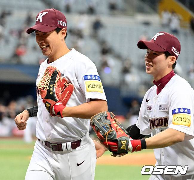 [OSEN=고척, 지형준 기자] 29일 오후 서울 고척스카이돔에서 ‘2021 신한은행 SOL KBO리그’ 키움 히어로즈와 KT 위즈의 경기가 열렸다.7회초 1사 만루에서 키움 송성문, 김혜성이 KT 유한준을 4-6-3 병살로 처리하며 기뻐하고 있다. 2021.10.29 /jpnews@osen.co.kr