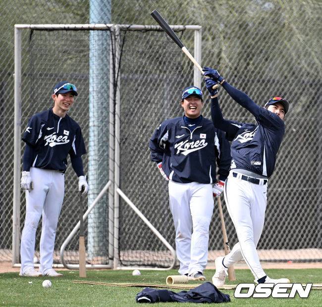 [OSEN=투손(미국 애리조나주), 지형준 기자] 이강철 감독이 이끄는 한국 야구대표팀이 21일(한국시간) 미국 애리조나주 투손 키노 스포츠컴플렉스에서 훈련을 가졌다. 대표팀 김혜성, 강백호, 이정후가 타격 훈련을 하며 즐거워하고 있다. /jpnews@osen.co.kr