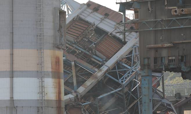 6일 울산 남구 용잠로 울산화력발전소 내 구조물이 붕괴돼 있다. 뉴스1