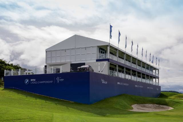 LPGA 투어 BMW 레이디스 챔피언십이 열린 전남 해남의 파인비치CC 18번 홀 그린에 설치된 BMW 프로이데 라운지. 사진 제공=대회조직위