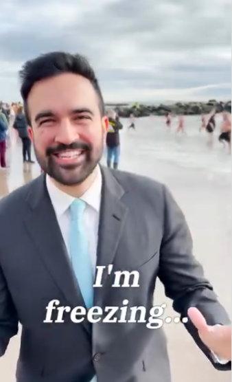 조란 맘다니 뉴욕시장 당선인이 올 1월 뉴욕시의 ‘임대료 동결’을 공약하며 겨울 바다에 입수하는 퍼포먼스를 하는 영향. 맘다니 인스타그램 캡처