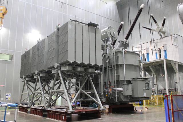 5일 일진전기 충남 홍성공장에서 출하를 앞둔 400㎸ 변압기가 최종 시험을 받고 있다. 사진제공=일진전기