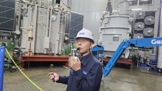 김정찬 일진전기 변압기사업부장(상무)이 5일 충남 홍성공장에서 변압기에 대해 설명하고 있다. 사진제공=일진전기