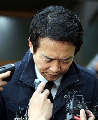 2014년 10월 18일 경기 성남시 분당구청에서 남경필 당시 경기도지사가 판교테크노밸리 야외광 장 환풍구 덮개 붕괴 사고에 대해 “경기도에서 발생한 사고는 모두 도지사의 책임”이라고 말하며 고개를 숙였다. 동아DB