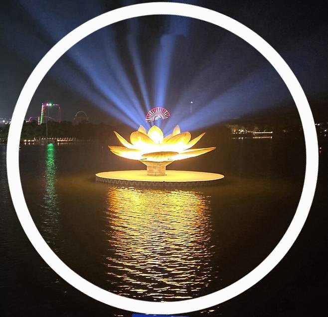 &nbsp;2025 APEC를 맞아 새롭게 조성된 경주보문호수의 야경, 연꽃 모형 조형물이 호수의 밤을 아름답게 장식하고 있다. ⓒ 이승표기자