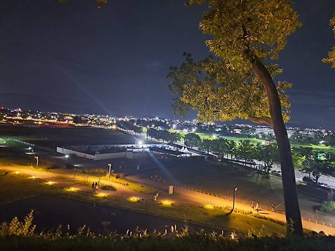 &nbsp;경주 월성에서 바라본 경주 역사유적지구 일원 야경 ⓒ이승표 기자