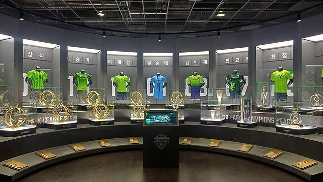 전북 현대가 전주월드컵경기장에 복합문화공간인 ‘팬 익스피리언스센터’를 구축했다. 2026시즌 개막에 맞춰 공식 개관을 준비하는 이곳엔 그간 수확한 모든 트로피들이 전시된다. 그동안 트로피는 완주군 클럽하우스에 있어 팬들이 실감하기가 쉽지 않았다. 전주｜남장현 기자