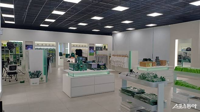 전북 현대가 전주월드컵경기장에 복합문화공간인 ‘팬 익스피리언스센터’를 구축했다. 2026시즌 개막에 맞춰 공식 개관을 준비하는 이곳은 방문객들의 눈과 귀를 즐겁게 할 것으로 보인다. 메가스토어 전경. 전주｜남장현 기자