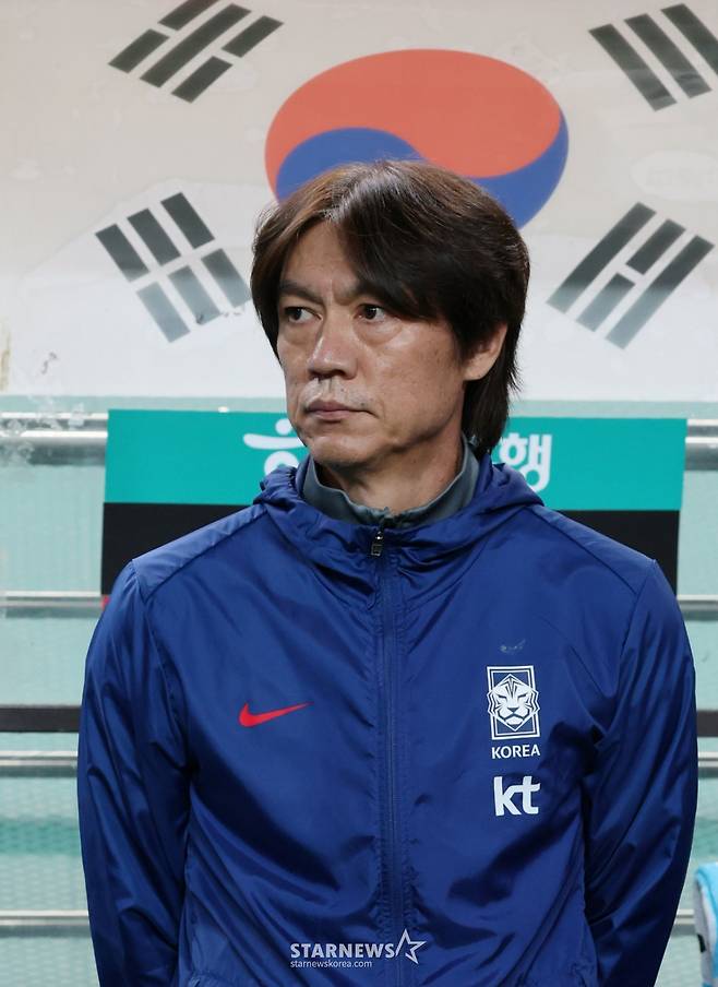 한국 축구 국가대표팀이 14일 서울월드컵경기장에서 파라과이 대표팀과 친선경기를 벌였다.  홍명보 감독이 굳은 표정으로 그라운드를 응시하고 있다. /사진=김진경 대기자