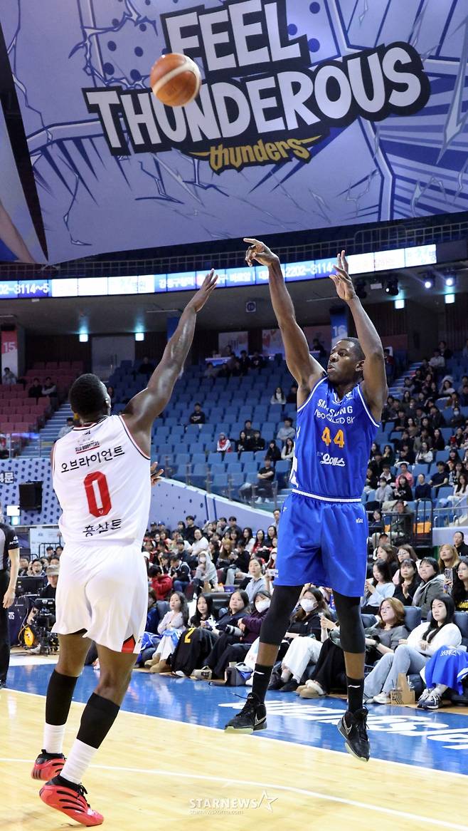 [한번에쓱] 'KBL 잘나가는 1위 정관장 잡은 삼성썬더스' 생생현장