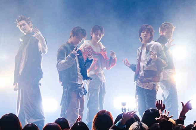 BTS 섰던 그 자리에! 코르티스 첫 일본 쇼케이스 대성황