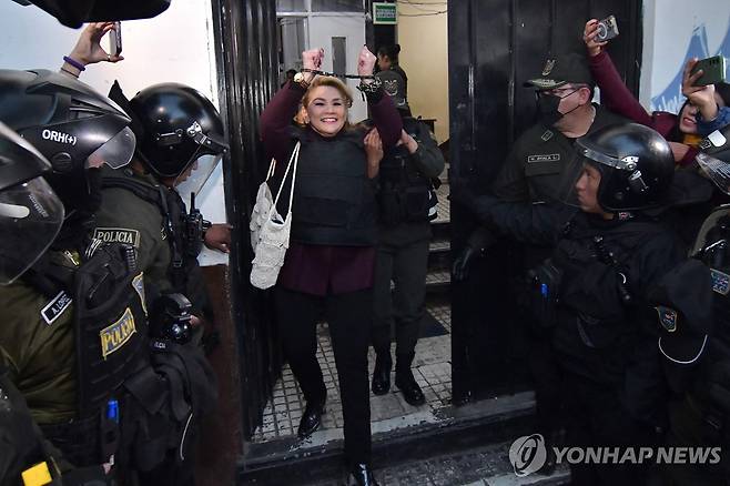 지난해 10월 법정 출석을 위해 교도소 밖으로 나온 자니네 아녜스 볼리비아 전 임시 대통령 [AFP 연합뉴스 자료사진. 재판매 및 DB 금지]