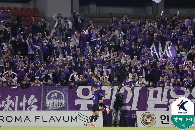 골세리머니를 펼치는 안양 선수들과 이를 환호하는 안양 팬들 [한국프로축구연맹 제공. 재판매 및 DB 금지]