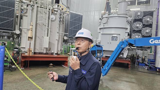 공장 설명 중인 김정찬 일진전기 변압기사업부 상무 [일진전기 제공. 재판매 및 DB 금지]