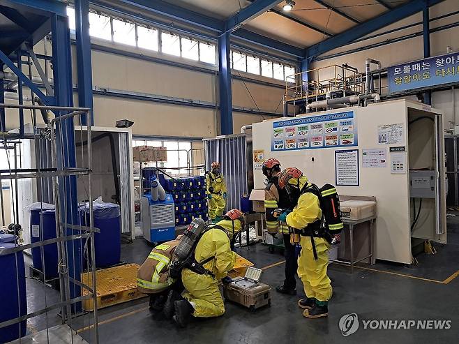 울산 유해화학물질 누출 현장 (울산=연합뉴스) 12일 오전 울산 울주군 온산읍의 한 화학물질 제조공장에서 드럼통에 넣던 유해화학물질 수산화테트라메틸암모늄(TMAH)이 누출되는 사고가 났다. 이 사고로 50대 작업자가 크게 다쳐 심정지 상태로 병원에 옮겨졌다. 사진은 사고 현장. 2025.6.12 [울산소방본부 제공. 재판매 및 DB 금지] jjang23@yna.co.kr