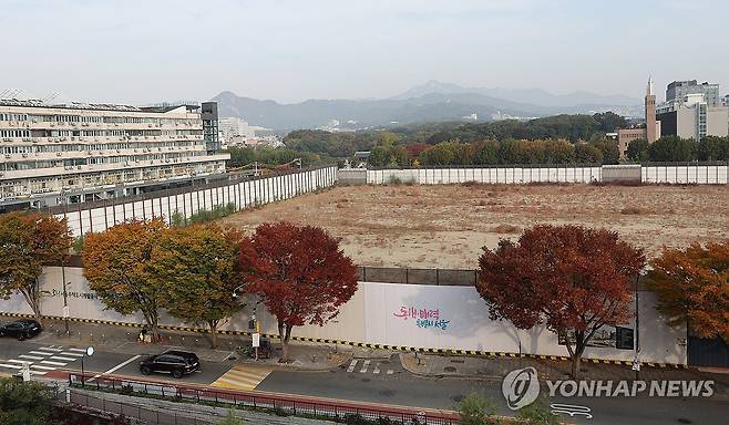대법 "'문화유산 인근 건설규제 완화' 서울시 조례개정 적법" (서울=연합뉴스) 서명곤 기자 = 국가유산청(옛 문화재청)과 협의 없이 역사문화환경 보존지역 바깥에서의 개발 규제를 완화한 서울시 조례 개정이 유효하다는 대법원 판결이 나왔다.  이번 소송은 최근 '왕릉뷰 아파트' 재현 우려가 나온 서울 종묘 맞은편 세운4구역 재개발 사업과 관련해 주목받았다. 사진은 6일 서울 종로구 세운4구역 모습. 2025.11.6 seephoto@yna.co.kr