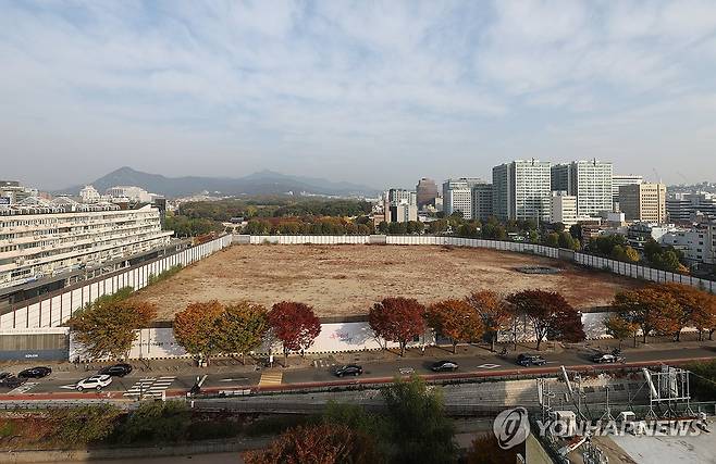 종묘 앞, 세운4구역 앞날은 (서울=연합뉴스) 서명곤 기자 = 국가유산청(옛 문화재청)과 협의 없이 역사문화환경 보존지역 바깥에서의 개발 규제를 완화한 서울시 조례 개정이 유효하다는 대법원 판결이 나왔다.  이번 소송은 최근 '왕릉뷰 아파트' 재현 우려가 나온 서울 종묘 맞은편 세운4구역 재개발 사업과 관련해 주목받았다. 사진은 6일 서울 종로구 세운4구역 모습. 2025.11.6 seephoto@yna.co.kr