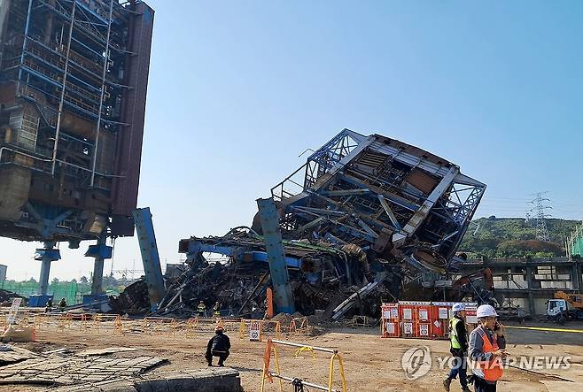 동서발전 울산발전본부 구조물 붕괴 (울산=연합뉴스) 6일 오후 울산 남구 용잠동 한국동서발전 울산발전본부에서 대형 구조물이 무너져있다. 2025.11.6 [울산소방본부 제공. 재판매 및 DB 금지] canto@yna.co.kr