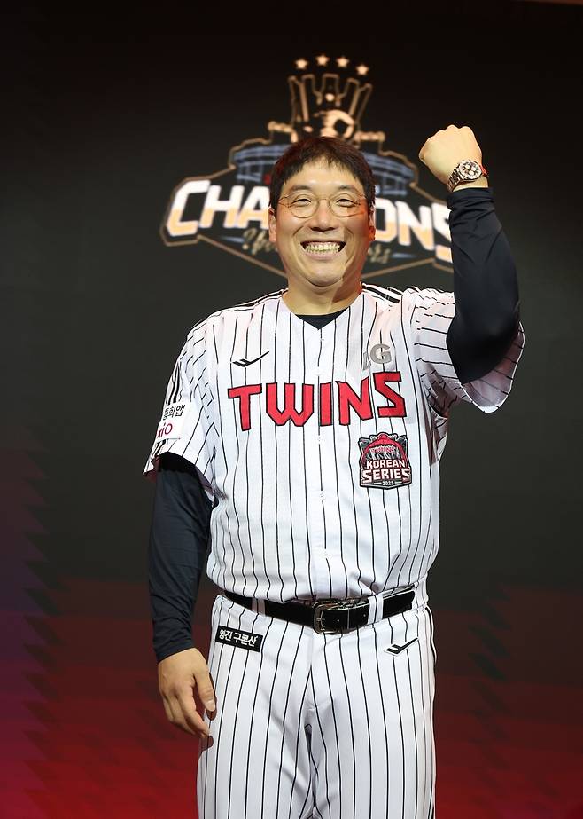 한국시리즈 MVP 김현수, 고급 시게 받고 활짝 (서울=연합뉴스) KS MVP 김현수가 6일 곤지암리조트에서 열린 통합우승 기념 행사에서 고급 시계를 받은 뒤 활짝 웃고 있다. [LG 트윈스 제공. 재판매 및 DB금지]