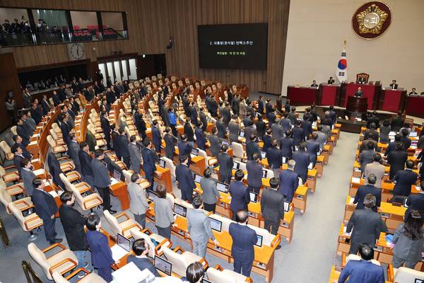 더불어민주당 박찬대 원내대표 등 야당 의원들이 2024년 12월7일 당시 국회 본회의에서 비상계엄해제요구결의안에 참석한 국민의힘 의원들의 이름을 호명하고 있다. 2024.12.7 [사진=연합뉴스]