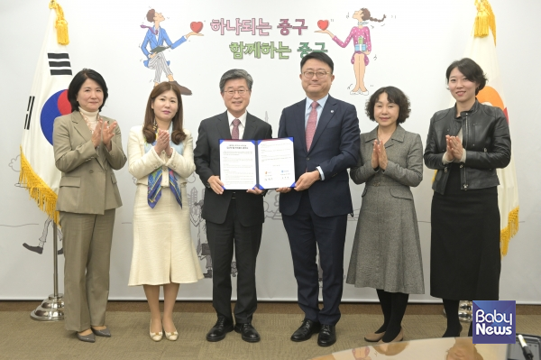 우리은행(은행장 정진완)은 지난 5일 서울시 중구청(구청장 김길성)과 '임산부 올 프리패스' 정책사업 MOU를 체결했다. ⓒ우리은행