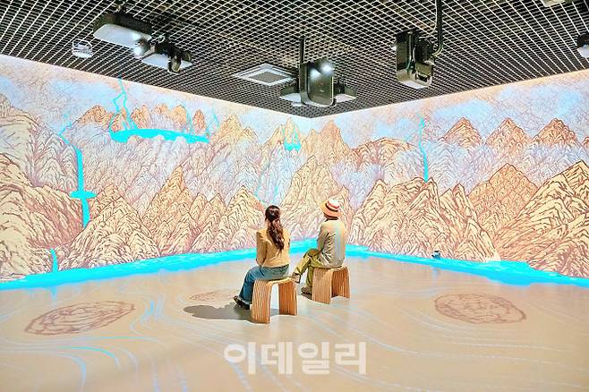 남원 시립 김병종미술관에서는 김병종 화백의 작품으로 미디어아트를 선보이고 있다