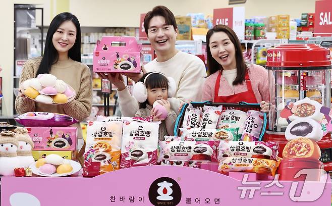 지난달 28일 서울 강동구 GS더프레시 명일점에서 모델들이 '삼립호빵'의 2025년 신제품들을 선보이고 있다. 2025.10.28/뉴스1 ⓒ News1 구윤성 기자