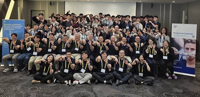 2025 AO VET 한국 국제코스 강사진과 참석자들이 기념 사진을 찍고 있다(AO VET 제공). ⓒ 뉴스1