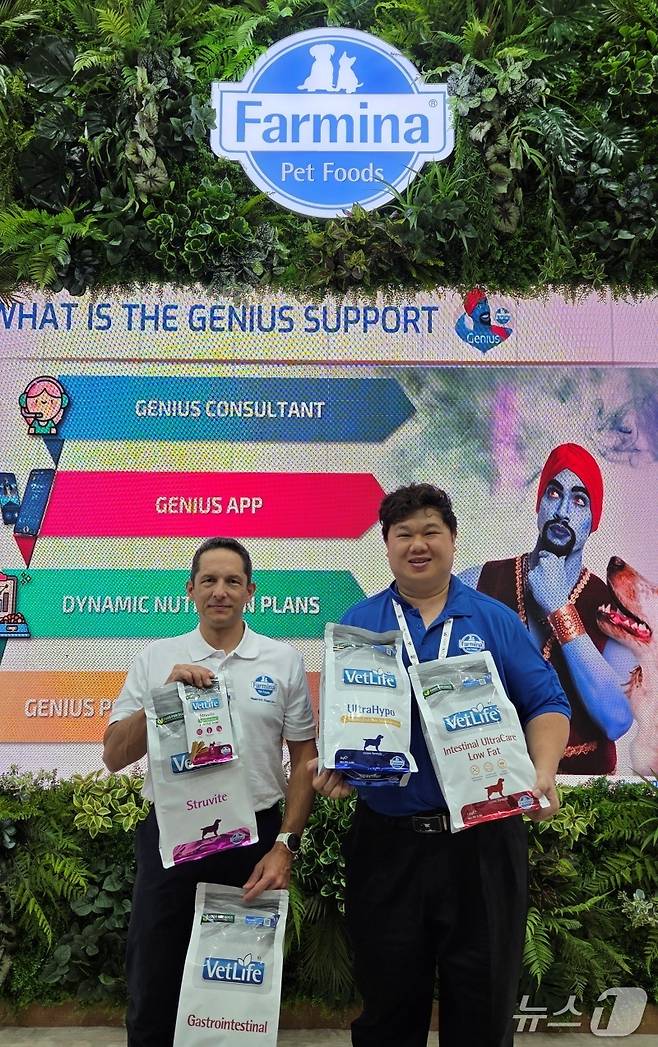 파미나 아시아태평양 총괄 Raphael Grillon 대표(왼쪽)와 FOON SENG CHOY 수의사 ⓒ 뉴스1
