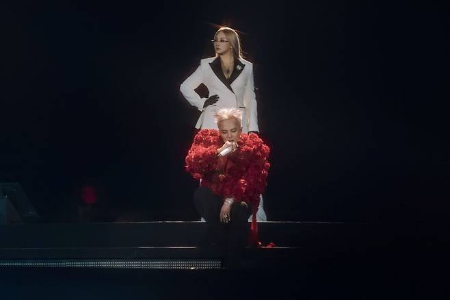 지난 3월 ‘쿠팡플레이와 함께하는 G-DRAGON 2025 월드투어 [위버맨쉬] 인 코리아’에서 지드래곤이 씨엘(CL)과 함께 무대를 펼치고 있다.  사진ㅣ쿠팡플레이