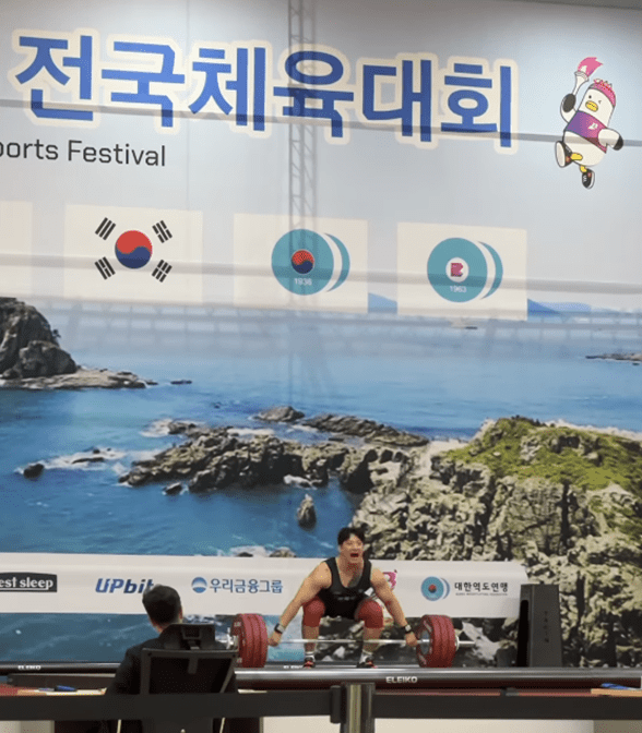 제106회 전국체전 경기 인상(스내치) 경기를 치르는 진윤성의 모습. 진윤성은 장연학과 명승부를 펼치면서 팬들을 매료시켰고 인상 181kg로 인상 부문 금메달을 차지했다. /사진=진윤성 인스타그램