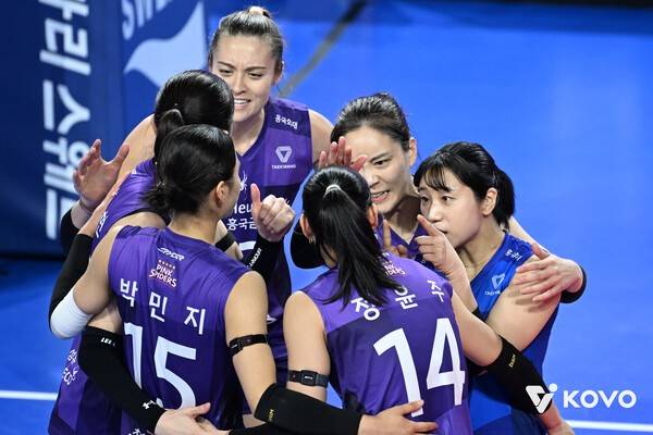 흥국생명 선수단이 7일 화성체육관에서 치러진 IBK기업은행과의 진에어 2025-2026 V-리그 1라운드 경기에서 득점 후 기뻐하고 있다. /사진=한국배구연맹