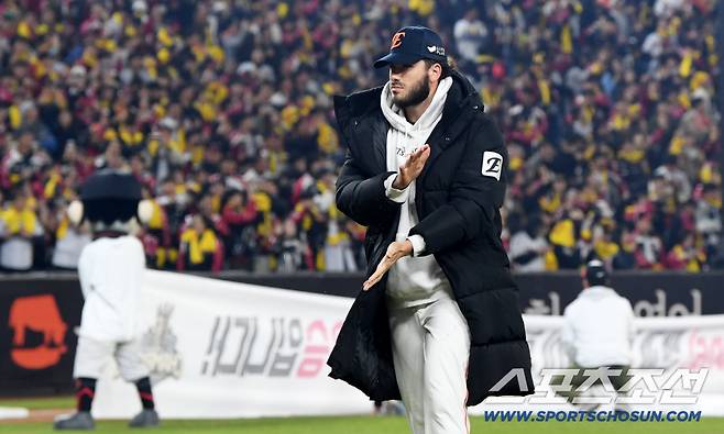 31일 대전 한화생명볼파크에서 열린 한국시리즈 5차전 한화 이글스와 LG 트윈스의 경기. 패한 한화 폰세가 마운드에서 흙을 챙긴 뒤 경기장을 나서고 있다. 대전=박재만 기자 pjm@sportschosun.com/2025.10.31/