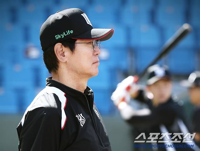 KT 이강철 감독이 2025 타오위안 아시아 프로야구 교류전에서 훈련하는 선수들을 지켜보고 있다. 사진제공=KT 위즈