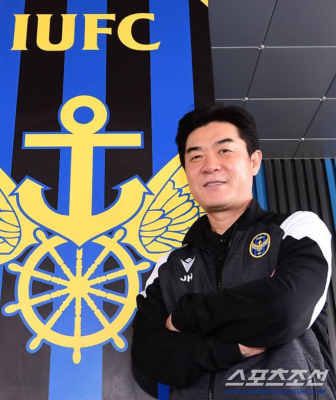 인천 유나이티드FC 윤정환 감독이 인천 연수구 인천유나이티드FC 축구센터에서 본지와 인터뷰에 앞서 포즈를 취하고 있다. 인천=송정헌 기자songs@sportschosun.com/2025.11.05/