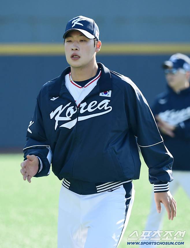 야구 국가대표팀 선수들이 3일 오후 일산 고양 야구대표팀훈련장에서 훈련을 했다. 동료들과 함께 몸을 풀고 있는 이민석. 고양=송정헌 기자songs@sportschosun.com/2025.11.03/