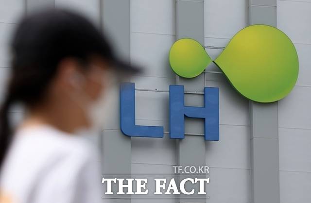 LHRI가 최근 발표한 '2030 청년 1인 가구가 원하는 집은?' 보고서에 따르면 청년 1인 가구 10명 중 7명은 "공공임대주택에 살 의향이 있다"고 답했다. /뉴시스