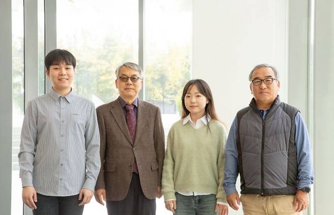 (오른쪽부터) 이화여대 김진원 연구교수, 김지은 학부생, 허창회 석좌교수, 서울대 유승우 대학원생. 이화여자대학교