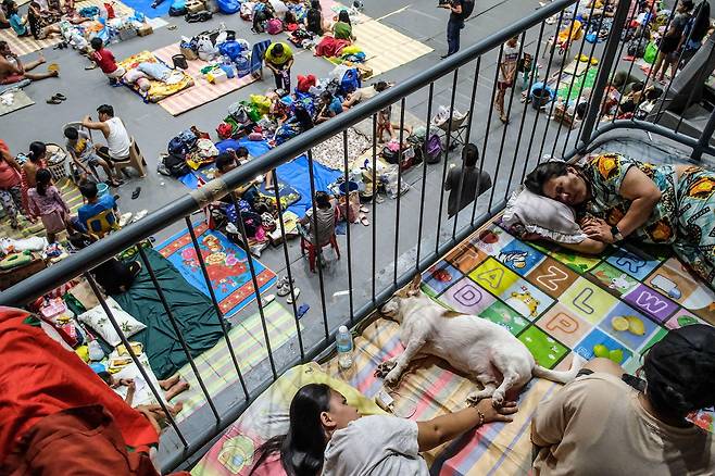 지난 6일 필리핀 세부에서는 전날 홍수로 주택이 망가진 주민들이 대피소로 피신했다
