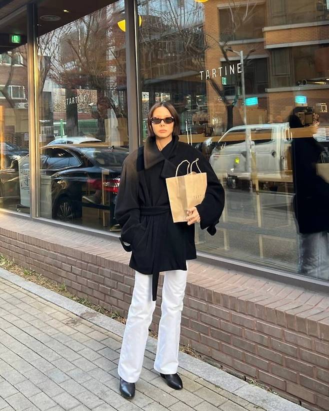 블랙 랩 스타일 숏코트로 시크함 가득한 김나영. 인스타그램 @nayoungkeem