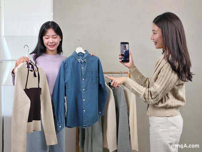 삼성전자 갤럭시 A17 LTE에 탑재된 제미나이 라이브 AI 기능을 사용해 옷차림을 추천받는 모습